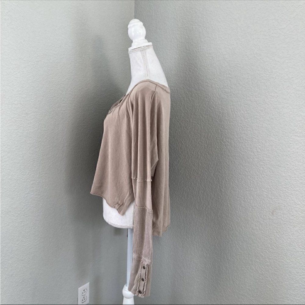 We The Free Womens Beige Long Sleeve V-Neck Tee Oversize Crop Top Small - Picture 2 of 7